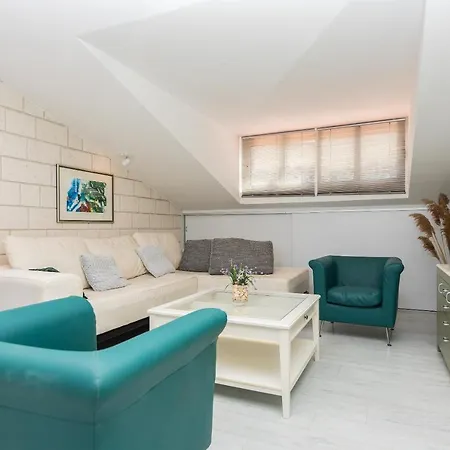 Maris Apartment *